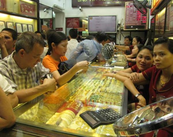 Người Việt có thói quen mua vàng dự trữ. Trong năm 2011, Việt Nam cũng xuất khẩu khoảng 35 - 38 tấn vàng.